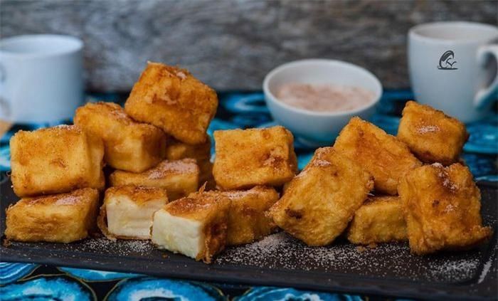 Leche frita (Tây Ban Nha):Sữa chiên là món ăn đường phố được yêu thích ở miền Bắc Tây Ban Nha. Trong đó, sữa được nấu cùng bột và đường cho tới khi sệt lại, và để đông lạnh cho đến khi cứng. Sau đó, khối sữa này được cắt thành miếng, lăn bột và trứng rồi rán giòn. Thông thường, leche frita được rắc thêm bột quế đường để thêm phần hấp dẫn. Ảnh:Catalego.