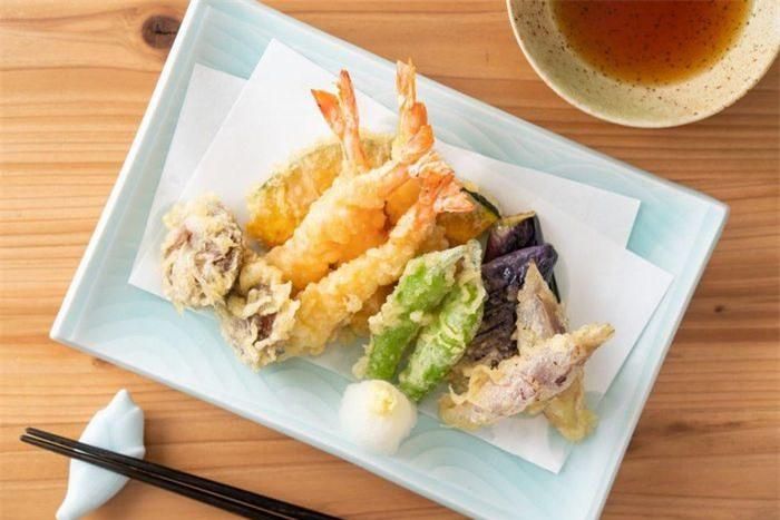 Tempura (Nhật Bản):Tempura là món chiên nổi tiếng của ẩm thực Nhật Bản, thường gồm các loại hải sản, thịt hoặc rau củ được nhúng vào một loại bột lỏng, chiên giòn và chấm cùng nước tương. Ảnh:Daisukinippon.