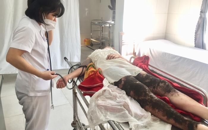 Các bác sĩ đang thăm khám cho bệnh nhân