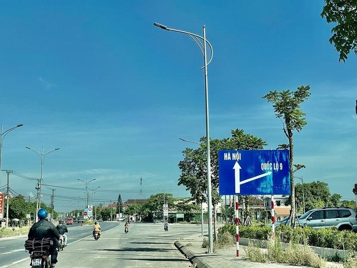 Biển báo có mũi tên chỉ hướng đi Quốc lộ 9 trên đoạn tránh trung tâm thành phố Đông Hà.