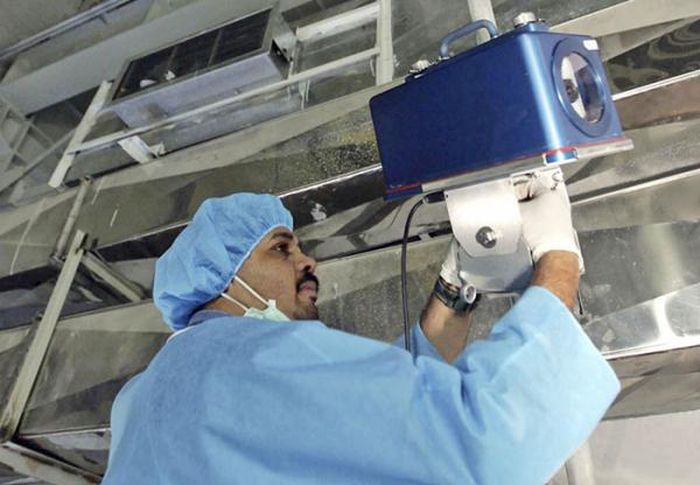 Chuyên gia của IAEA lắp đặt camera giám sát tại Cơ sở làm giàu urani, ngoại ô thành phố Isfahan, Iran. Ảnh: AP