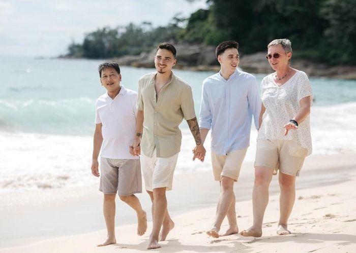  Bố của Tristan Do và gia đình chụp ảnh thân mật trên bãi biển. 