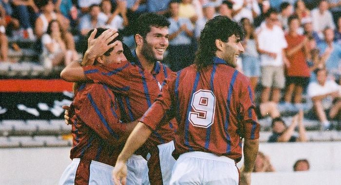 Ông Tholot (số 9) cùng Zidane (giữa) trong màu áo Bordeaux