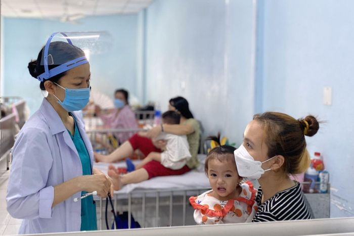 Nhiều bệnh nhi nhập viện do sốt xuất huyết. Ảnh: Đinh Hằng - TTXVN