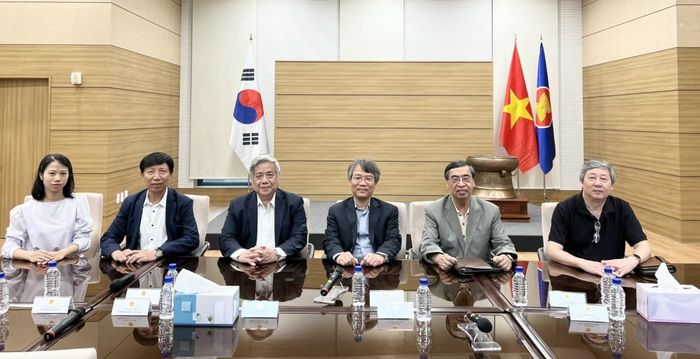 Từ trái sang phải: Hồng Ngọc (cán bộ Học viện Ngoại giao), TS Phan Hữu Thắng, GS-TSKH Vũ Minh Giang, Đại sứ Nguyễn Vũ Tùng, nguyên đại sứ Nguyễn Phú Bình, PGS-TS Phạm Quý Long