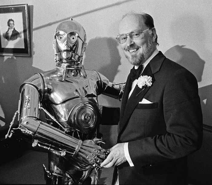 John Williams bắt tay nhân vật C-3PO trong “Star Wars” tại một cuộc họp báo ở Boston năm 1980