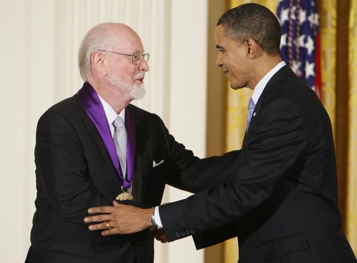 Tổng thống Mỹ Barack Obama trao tặng Huân chương Nghệ thuật Quốc gia năm 2009 cho John Williams