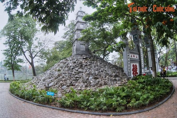Trong con mắt của hầu hết du khách ghé thăm đền Ngọc Sơn ngày nay, núi Độc Tôn chỉ là một “gò đất vô danh” làm nền cho tháp Bút. Mấy ai biết đây từng là đài kỷ niệm chiến thắng của chúa Trịnh, và là dấu tích duy nhất còn sót lại của cung Khánh Thụy xưa...