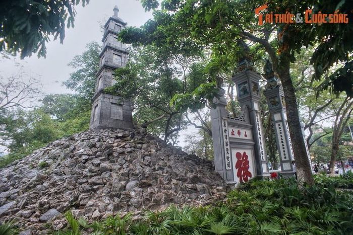 Ngược dòng lịch sử, vào khoảng năm 1735 – 1739, chúa Trịnh Giang cho xây trên đảo Ngọc ở hồ Hoàn Kiếm một cung điện gọi là cung Khánh Thụy làm nơi yến ẩm, vui chơi ngày hè. Sau khi Trịnh Giang bị dòng họ phế bỏ, người em là Trịnh Doanh lên ngôi chúa và kế thừa cung điện này.