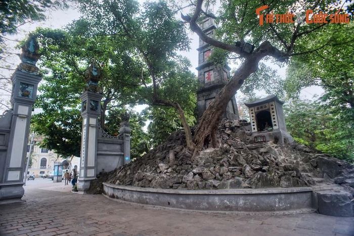 Năm 1786, thời Lê Chiêu Thống, cung Khánh Thụy bị binh lính nổi loạn đốt phá. Sang thế kỷ 19, một ngôi chùa thờ Phật được dựng trên nền cũ của cung điện, rồi chùa lại chuyển thành đền thờ (đền Ngọc Sơn). Núi Độc Tôn vẫn đứng đó sau các đổi thay của thời cuộc.
