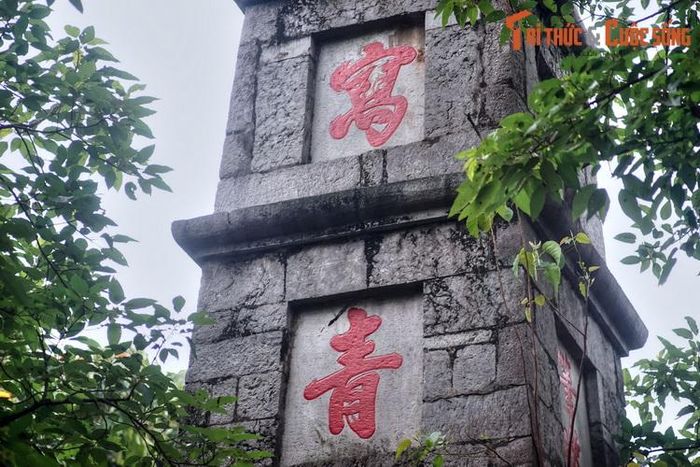 Trong bài "Bút Tháp chí" do Nguyễn Văn Siêu soạn năm 1865, được khắc ngay trên thân tháp Bút, có đoạn: “Trên đỉnh núi Độc Tôn có tháp Bút năm tầng. Tháp nhờ núi mà cao thêm, núi nhờ tháp mà truyền mãi (…)”.