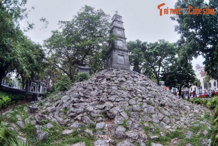 “...Từ ấy Núi là biểu tượng của võ công mà Tháp là biểu tượng của văn vật, cả hai dựa vào nhau mà tồn tại, lưu truyền”.