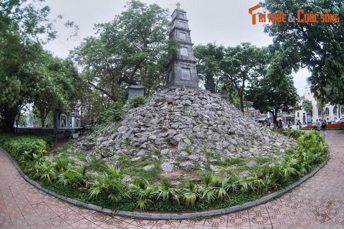 Trái với người anh ăn chơi trác táng, chúa Trịnh Doanh là người tài, cầm quân dẹp được nhiều cuộc nổi loạn ở Bắc Bộ. Ở cạnh lối vào cung Khánh Thụy, ông cho đắp gò bằng đá, gọi là núi Độc Tôn, nhằm kỷ niệm việc đập tan cuộc nổi dậy của quận Hẻo - Nguyễn Danh Phương ở vùng Tam Đảo