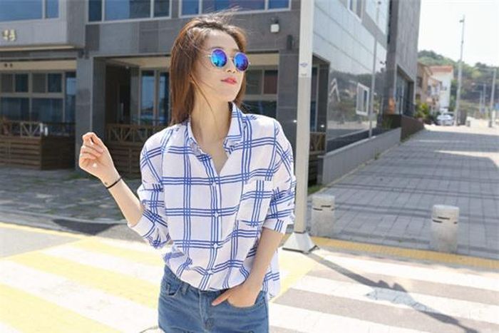 Hãy ưu tiên lựa chọn những chiếc áo sơ mi free-sized, cánh dơi, mullet... với các chất liệu rủ như voan, chiffon... Chính những chiếc áo như thế sẽ khiến vòng eo của các nàng được che bớt đi đáng kể và đánh lừa thị giác của người đối diện.