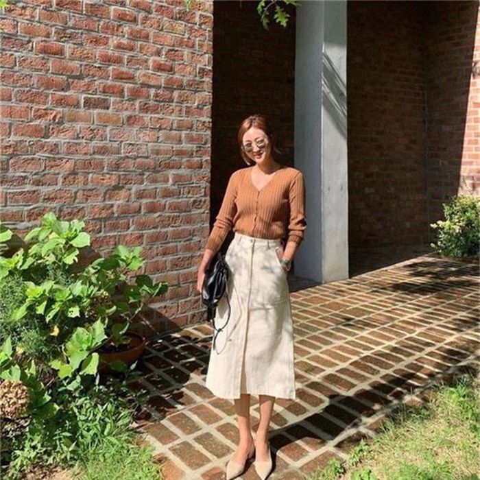 Những cô nàng mập mạp, bị béo bụng có thể chọn những kiểu chân váy xòe dáng chữ A, có phần cạp cao một chút và chiều dài trên gối. Phần eo cao của chân váy sẽ giúp các nàng che được bụng béo, hơn thế nữa chọn chiều dài váy ngắn một chút có công dụng giúp kéo dài đôi chân, ăn gian chiều cao một cách hiệu quả.