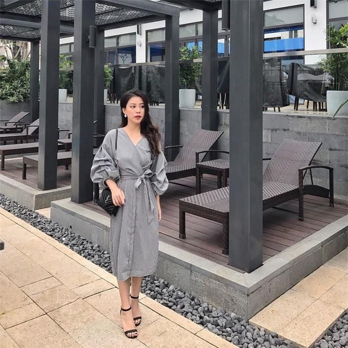 Để tăng hiệu quả tôn dáng, che khuyết điểm hơn nữa, bạn gái hãy chọn kiểu váy cuốn với họa tiết nhỏ như chấm bi, hoa nhí, đảm bảo chẳng ai còn nhận ra vòng hai ngấn mỡ hàng ngày của bạn nữa đâu!