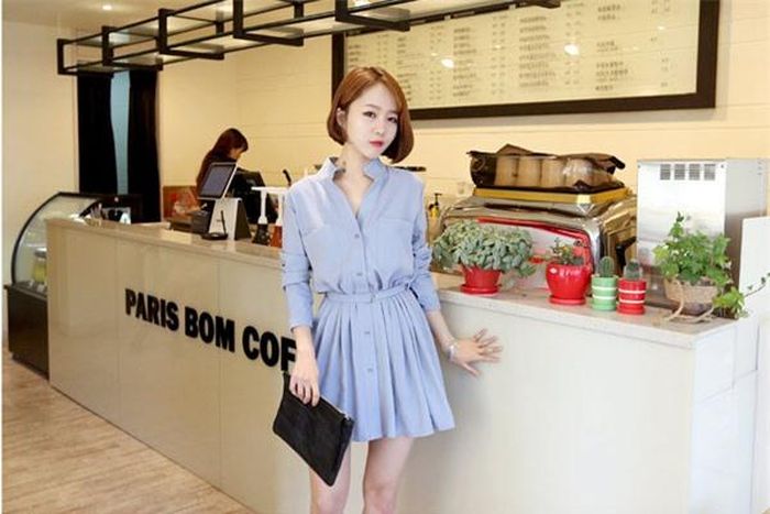 Với phần cổ sơ mi đa phần là cổ chữ V, chi tiết thắt eo nhẹ nhàng cùng độ bồng xòe hợp lý của chân váy, váy sơ mi (shirt dress) chính là dáng váy không thể thiếu cho phong cách của một cô nàng “béo bụng”.