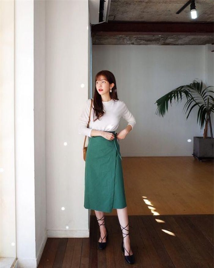 Phần cạp nhỏ nhắn, ôm vừa vặn lấy vòng hai cộng với độ dài, độ xòe hợp lí của váy midi không chỉ khiến vòng hai của bạn trông nhỏ nhắn hơn mà còn khiến chiều dài cơ thể bạn được cải thiện đáng kể.