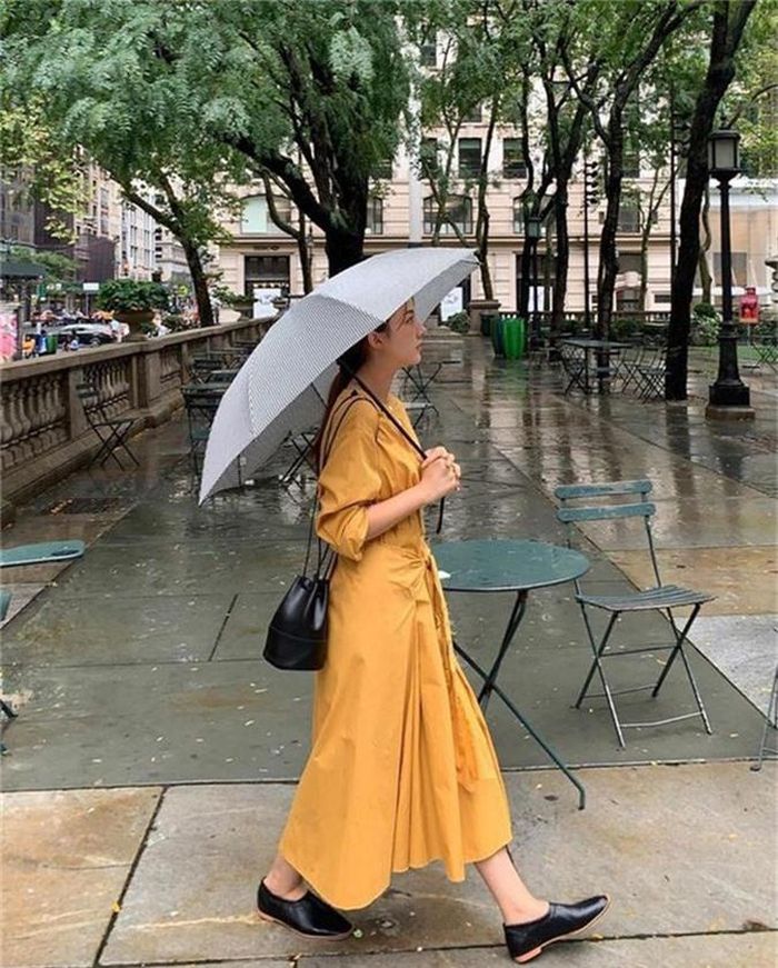Nhiều chị em phụ nữ khá ngại ngùng khi diện những mẫu váy dáng suông bởi nếu không kết hợp khéo trông bạn sẽ như "bơi" trong váy và chẳng khác nào giống các bà bầu 2 - 3 tháng.