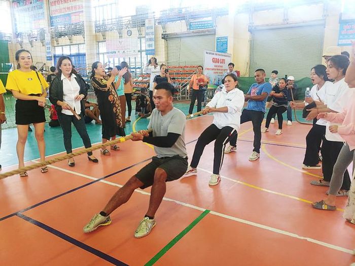 Môn kéo co thử sức bền của các thành viên trong gia đình