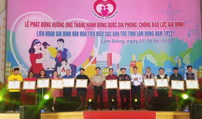 Tặng giấy khen của Sở Văn hóa Thể thao và Du lịch cho các gia đình tham dự liên hoan