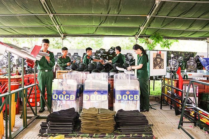 Đoàn viên, thanh niên chuẩn bị gian trưng bày chào mừng Đại hội Đoàn Thanh niên cộng sản Hồ Chí Minh Bộ CHQS tỉnh lần thứ X - Ảnh: K.N