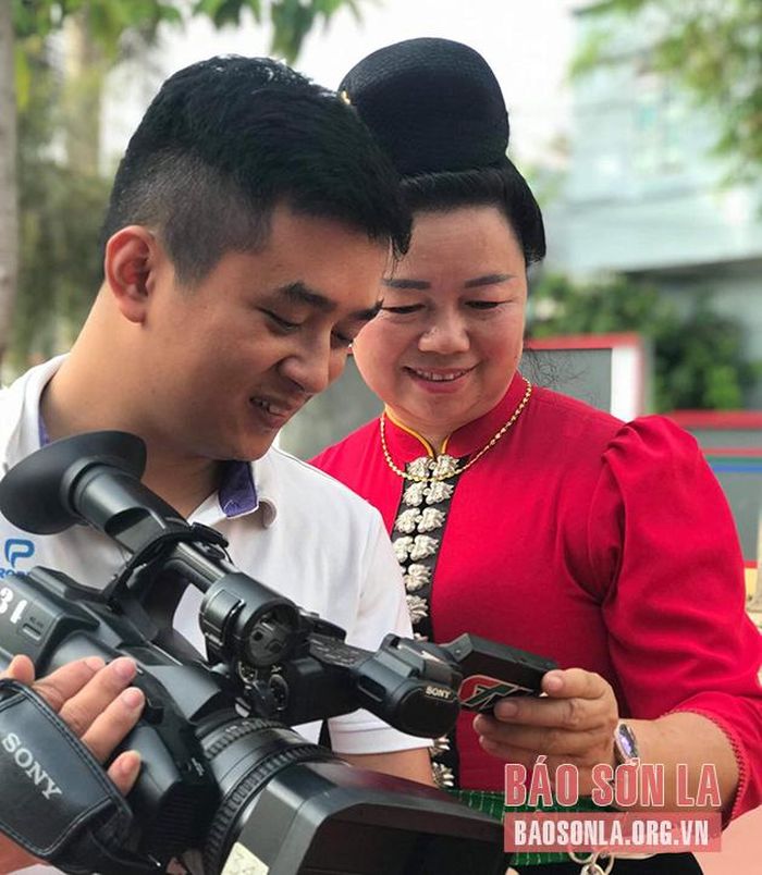Chị Cà Thị Hoan trao đổi nghiệp vụ với đồng nghiệp.