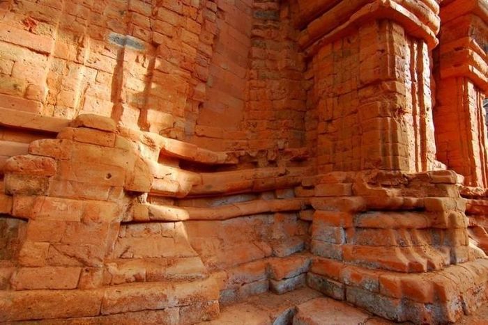 Tháp Champa Phú Diên là một kiến trúc thuộc nền văn hóa Champa có giá trị cả về mặt khoa học, lịch sử, văn hóa.