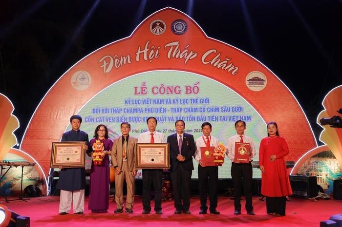 Lễ công bố kỷ lục thế giới về "Tháp Champa cổ chìm sâu dưới cồn cát ven biển được khai quật và bảo tồn đầu tiên tại Việt Nam và thế giới".