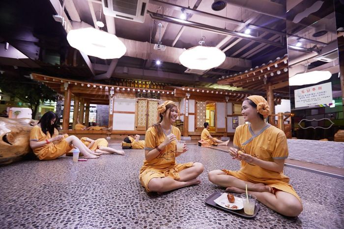  Nhà tắm công cộng là điểm đến quen thuộc của nhiều người Hàn Quốc. Ảnh: The JoongAng. 