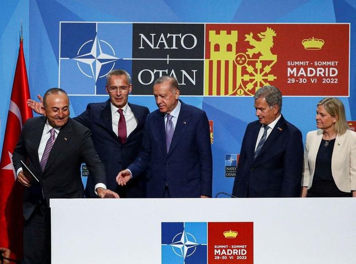 Tổng thống Thổ Nhĩ Kỳ Tayyip Erdogan, Thủ tướng Thụy Điển Magdalena Andersson, Tổng thư ký NATO Jens Stoltenberga, Tổng thống Phần Lan Sauli Niinisto và Ngoại trưởng Thổ Nhĩ Kỳ Mevlut Cavusoglu sau khi ký một văn bản trong Hội nghị thượng đỉnh NATO ở Madrid, Tây Ban Nha, vào ngày 28/6. Ảnh: Reuters.