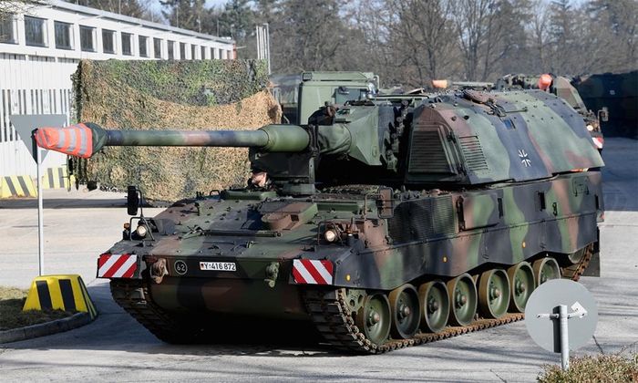 Pháo tự hành Panzerhaubitze 2000 của Đức tại căn cứ ở Munster ngày 14/2. Ảnh: Reuters.
