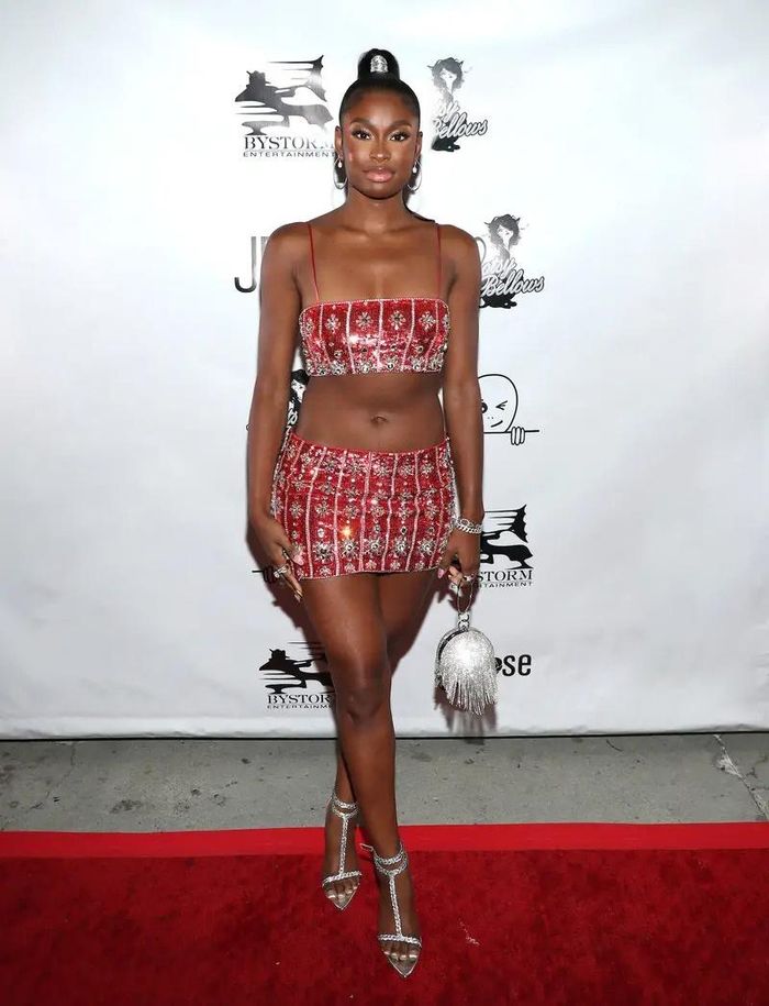  Coco Jones lăng xê phong cách matchy matchy cá tính với áo crop top và chân váy ngắn cùng được trang trí bằng chi tiết sequins. Jones sinh năm 1998, là ca sĩ kiêm diễn viên người Mỹ. Cô được yêu mến với vai chính trong bộ phim Let It Shine của Disney Channel. 