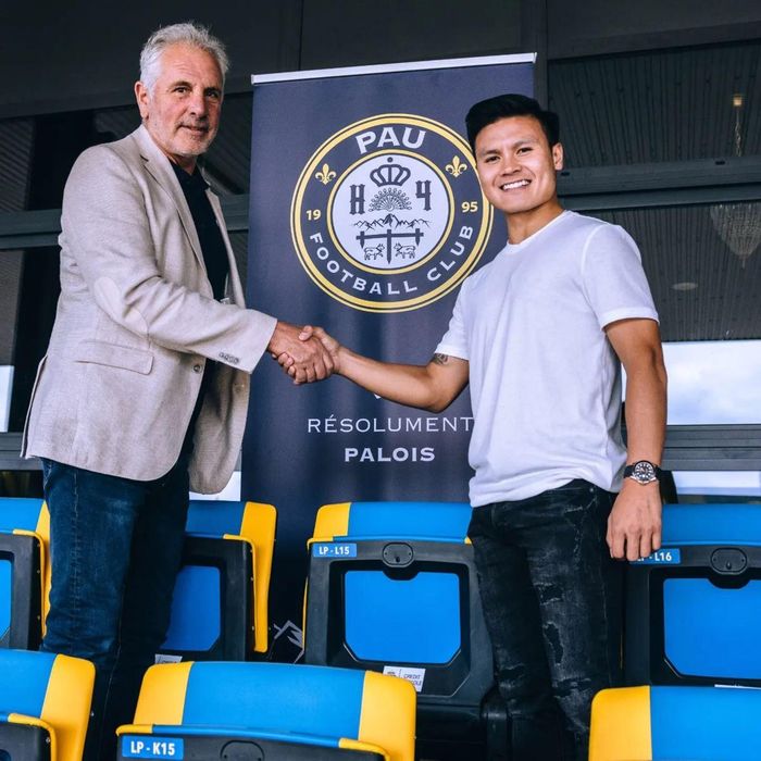 Quang Hải bắt tay chủ tịch/ông chủ Laporte-Fray của Pau FC. Ảnh: Pau FC Fanpage Facebook
