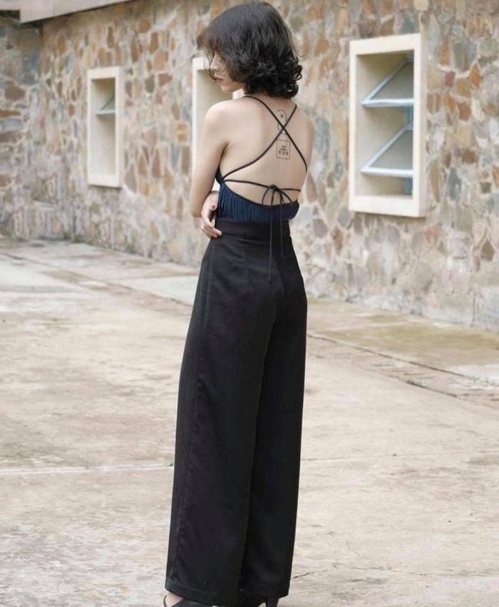 Những chiếc áo khoe lưng trần nõn nà theo chị em thì để tôn vinh vẻ đẹp người phụ nữ. Đẹp thì chưa thấy đâu nhưng tiềm tàng vô vàng hiểm họa.