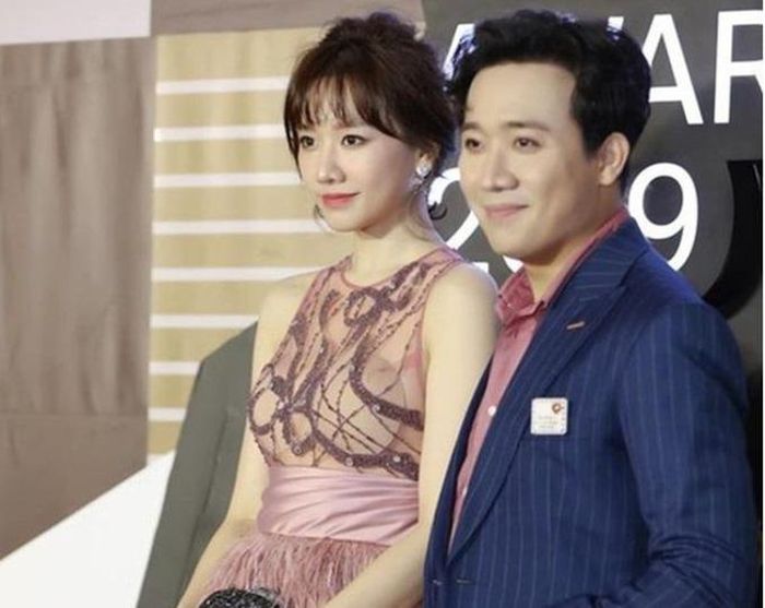  Hari Won nổi tiếng với phong cách trẻ trung, kín đáo trên thảm đỏ cũng chịu chung số phận khi bị ánh đèn flash "dìm".