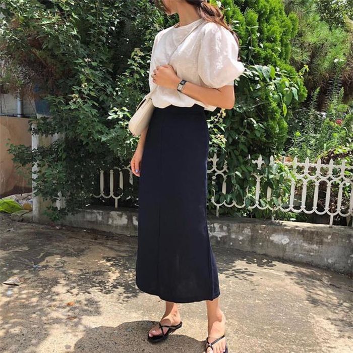 Cũng chẳng cần mix&amp;match cầu kỳ, riêng một thiết kế chân váy dáng suông tối giản cũng có thể cực kỳ nữ tính điệu đà khi sóng đôi cùng một thiết kế áo blouse trắng đơn giản. Set đồ có thể đồng hành cùng các nàng từ công sở nghiêm túc đến dạo phố thanh lịch.