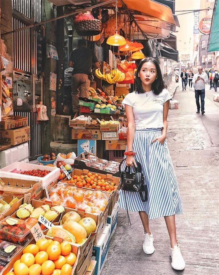 Chân váy xòe hay dáng ôm thì chỉ cần sóng đôi cùng áo phông và sneakers, điệu thì vẫn điệu mà khỏe khoắn, năng động thì vẫn ghi điểm tuyệt đối. Một set đồ đơn giản nhưng dạo phố cuối tuần thì đẹp miễn chê.