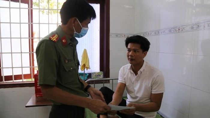 Lãnh đạo Công an tỉnh Quảng Ngãi thăm động viên Đại úy Huỳnh Thanh Cường.