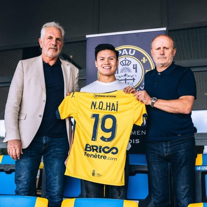 Tiền vệ sinh năm 1997 gia nhập Pau FC với tư cách cầu thủ tự do.