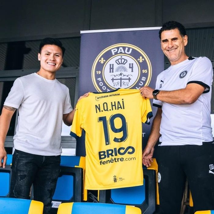 Với việc gia nhập Pau FC, Quang Hải trở thành cầu thủ Việt Nam đầu tiên thi đấu tại hạng chuyên nghiệp của bóng đá Pháp (Ảnh: Pau FC)
