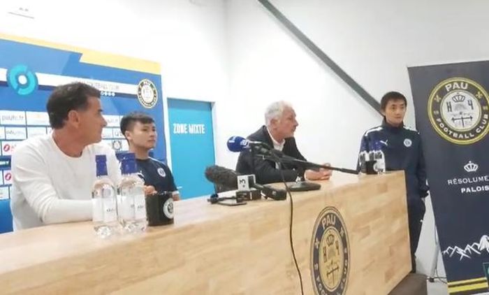Quang Hải (thứ hai từ trái qua) trong buổi họp báo ra mắt Pau FC (Ảnh chụp màn hình từ video của Sỹ Tuân)