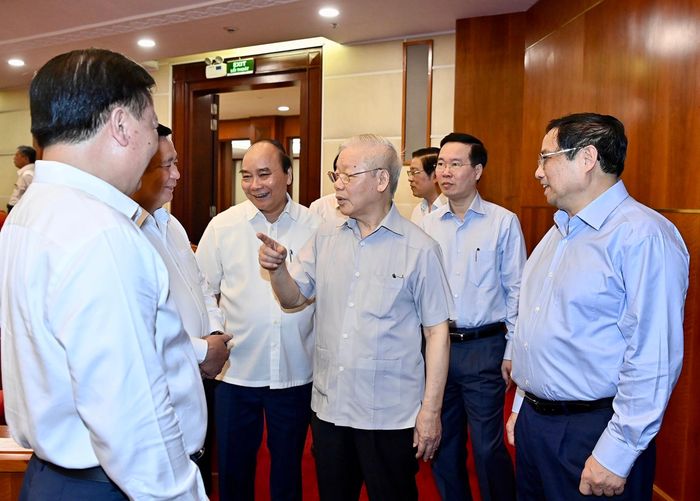 Tổng Bí thư Nguyễn Phú Trọng cùng các đồng chí lãnh đạo Đảng, Nhà nước trao đổi với các đại biểu tại hội nghị. Ảnh: VIẾT CHUNG