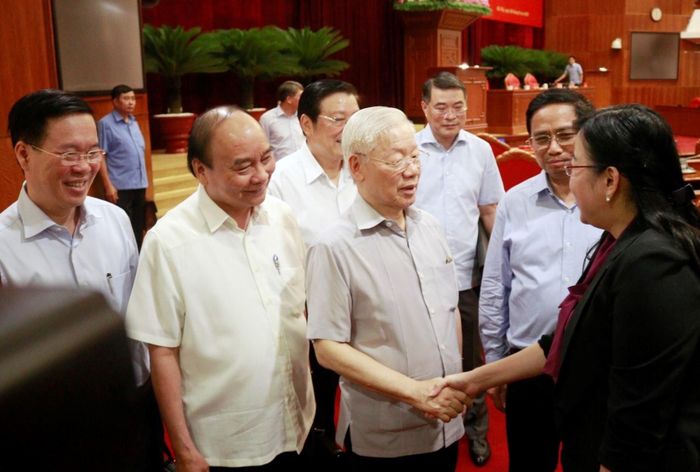 Tổng Bí thư Nguyễn Phú Trọng cùng các đồng chí lãnh đạo Đảng, Nhà nước trao đổi với các đại biểu tại hội nghị. Ảnh: VIẾT CHUNG
