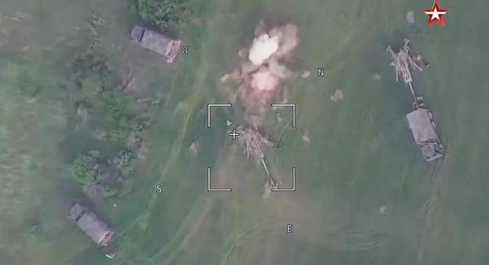 Trong diễn biến khác, Nga khẳng định Quân đội Ukraine còn không quá 20 pháo kéo hạng nhẹ M777 của Mỹ trong tổng số 107 khẩu đã được chuyển giao trước đó. Hầu hết chúng bị phá hủy hoàn toàn, trong khi những khẩu khác phải sửa chữa do hư hại nghiêm trọng.