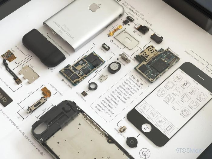  Bên cạnh đó, iPhone còn được vận hành bằng bộ vi xử lý ARM 1176JZ(F)-S và chip đồ họa PowerVR MBX Lite 3D do Samsung sản xuất, với viên pin 1400 mAh và 128MB RAM. Ảnh: 9to5Mac. 