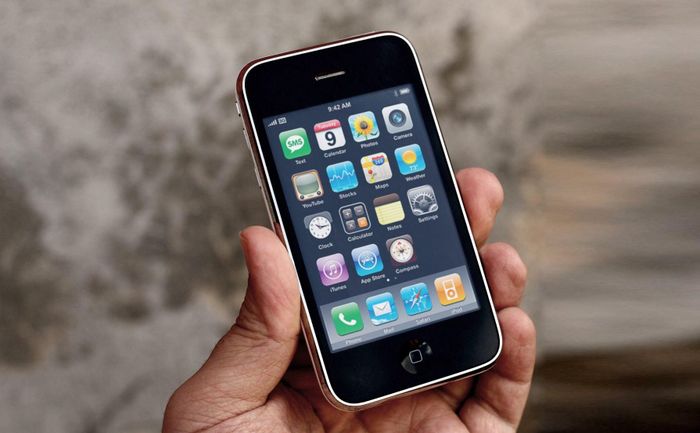  Giám đốc điều hành Microsoft Steve Ballmer từng cười nhạo iPhone về giá cả và bàn phím ảo. Khi được hỏi suy nghĩ ban đầu của ông về thiết bị này, Ballmer đã thốt lên “500 USD cho một chiếc điện thoại cảm ứng ư”. Ông cũng nói rằng iPhone không hấp dẫn khách hàng doanh nghiệp vì nó không cung cấp bàn phím vật lý. Ảnh: JerryRigsEverything. 