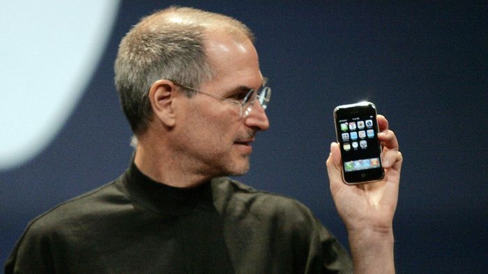  Vào tháng 11/2007, iPhone 2G tiếp tục được bán tại nhiều quốc gia khác nhau trên thế giới với số lượng lớn chưa từng có, bao gồm Vương quốc Anh, Pháp, Đức, Tây Ban Nha, Bồ Đào Nha, Cộng hòa Ireland và Áo. Theo một cuộc khảo sát, có 6/10 người Mỹ nói rằng họ biết đến iPhone trước cả khi nó được phát hành. Ảnh: AP. 