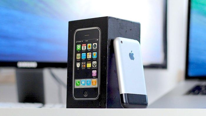  Ngoài phần cứng thuộc hàng "khủng", iPhone cũng được trang bị một vài cảm biến để tăng cường trải nghiệm của người dùng, như cảm biến gia tốc để thiết bị có thể tự động xoay màn hình, cảm biến tiệm cận cho phép màn hình tự động tắt khi ở gần khuôn mặt và cảm biến ánh sáng có thể tự động điều chỉnh độ sáng của màn hình. Ảnh: Getty. 