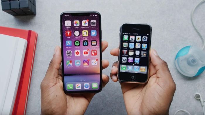  Chỉ sau một năm phát hành, tổng doanh số bán ra của iPhone đã đạt 6 triệu sản phẩm, và đó mới chỉ là con số của bốn nhà mạng tại bốn quốc gia. Apple đã ra mắt iPhone 3G chỉ một năm sau đó vào ngày 11/7/2008. Tuy có vòng đời ngắn ngủi, iPhone 2G đã làm rất tốt nhiệm vụ của kẻ tiên phong cuộc cách mạng di động. Ảnh: Marques Brownlee. 